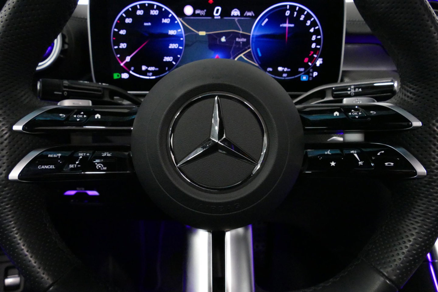 Mercedes-Benz CLE Coupé 300 e AMG Line / E53 AMG Look / Maxton design Bodykit / Panoramadak / Elektr. verstelbare voorstoelen + memory / Digital Light (Laser) / Apple Carplay - Android Auto / Stoelverwarming / Ambienteverlichting / 20'' LMV / Stuurwiel verwarming / Night p