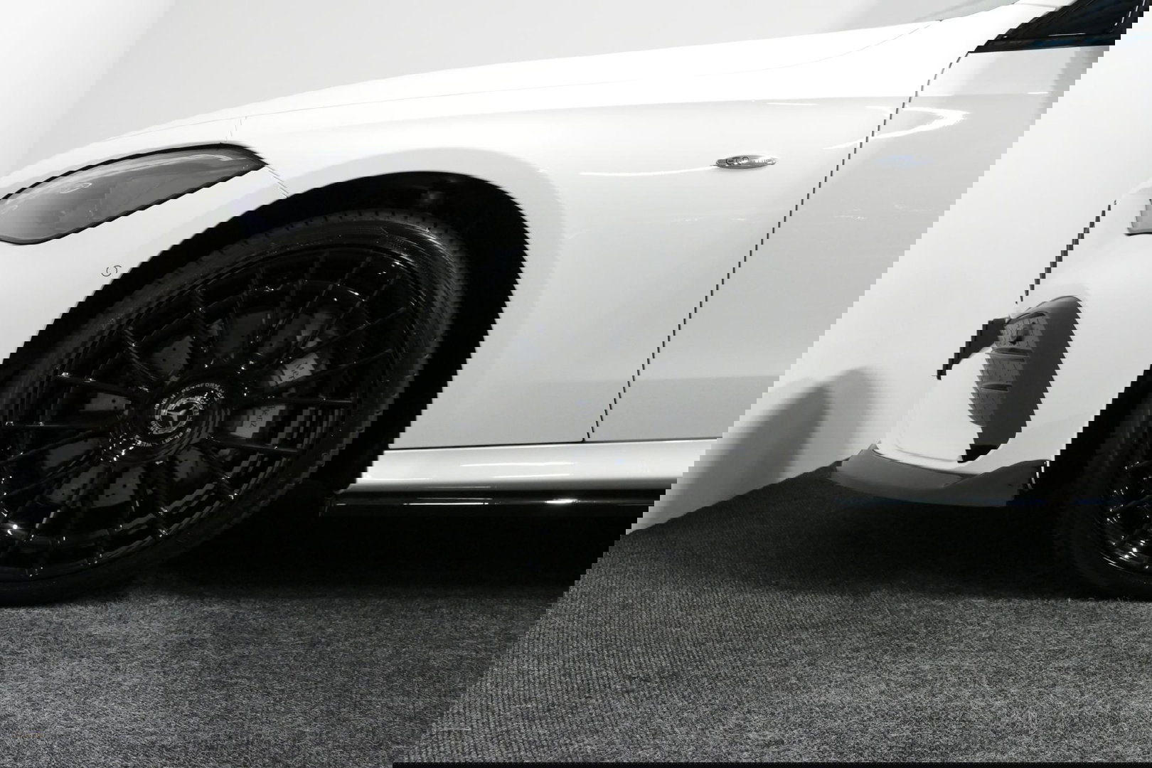 Mercedes-Benz CLE Coupé 300 e AMG Line / E53 AMG Look / Maxton design Bodykit / Panoramadak / Elektr. verstelbare voorstoelen + memory / Digital Light (Laser) / Apple Carplay - Android Auto / Stoelverwarming / Ambienteverlichting / 20'' LMV / Stuurwiel verwarming / Night p