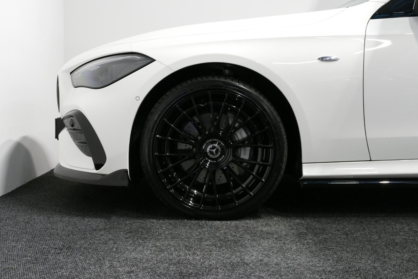 Mercedes-Benz CLE Coupé 300 e AMG Line / E53 AMG Look / Maxton design Bodykit / Panoramadak / Elektr. verstelbare voorstoelen + memory / Digital Light (Laser) / Apple Carplay - Android Auto / Stoelverwarming / Ambienteverlichting / 20'' LMV / Stuurwiel verwarming / Night p