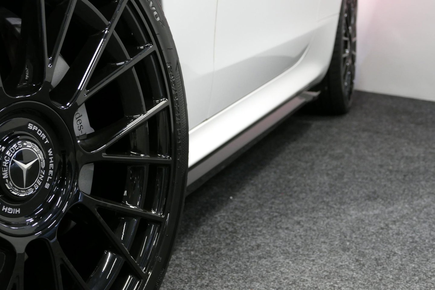 Mercedes-Benz CLE Coupé 300 e AMG Line / E53 AMG Look / Maxton design Bodykit / Panoramadak / Elektr. verstelbare voorstoelen + memory / Digital Light (Laser) / Apple Carplay - Android Auto / Stoelverwarming / Ambienteverlichting / 20'' LMV / Stuurwiel verwarming / Night p