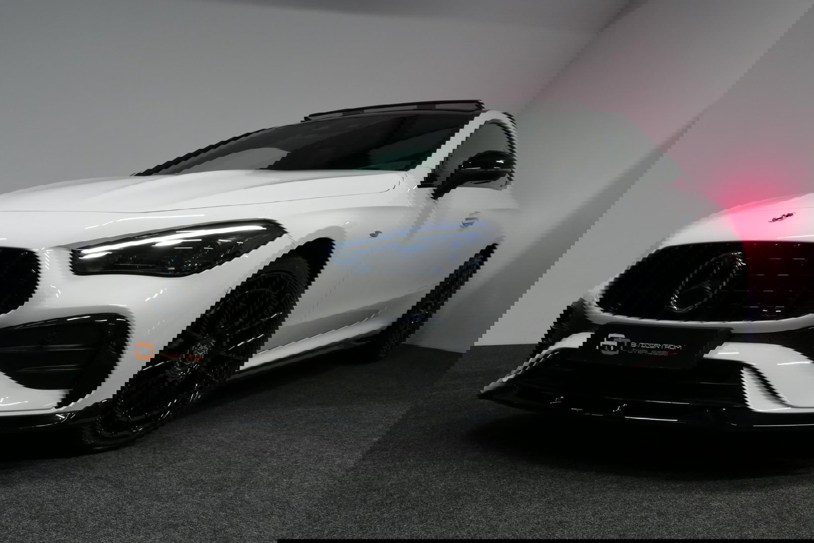 Mercedes-Benz CLE Coupé 300 e AMG Line / E53 AMG Look / Maxton design Bodykit / Panoramadak / Elektr. verstelbare voorstoelen + memory / Digital Light (Laser) / Apple Carplay - Android Auto / Stoelverwarming / Ambienteverlichting / 20'' LMV / Stuurwiel verwarming / Night p