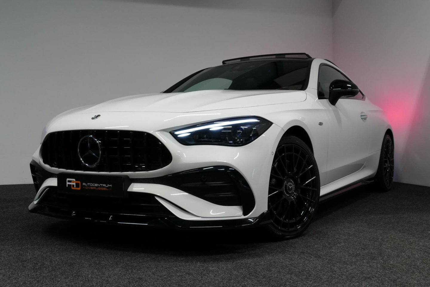 Mercedes-Benz CLE Coupé 300 e AMG Line / E53 AMG Look / Maxton design Bodykit / Panoramadak / Elektr. verstelbare voorstoelen + memory / Digital Light (Laser) / Apple Carplay - Android Auto / Stoelverwarming / Ambienteverlichting / 20'' LMV / Stuurwiel verwarming / Night p