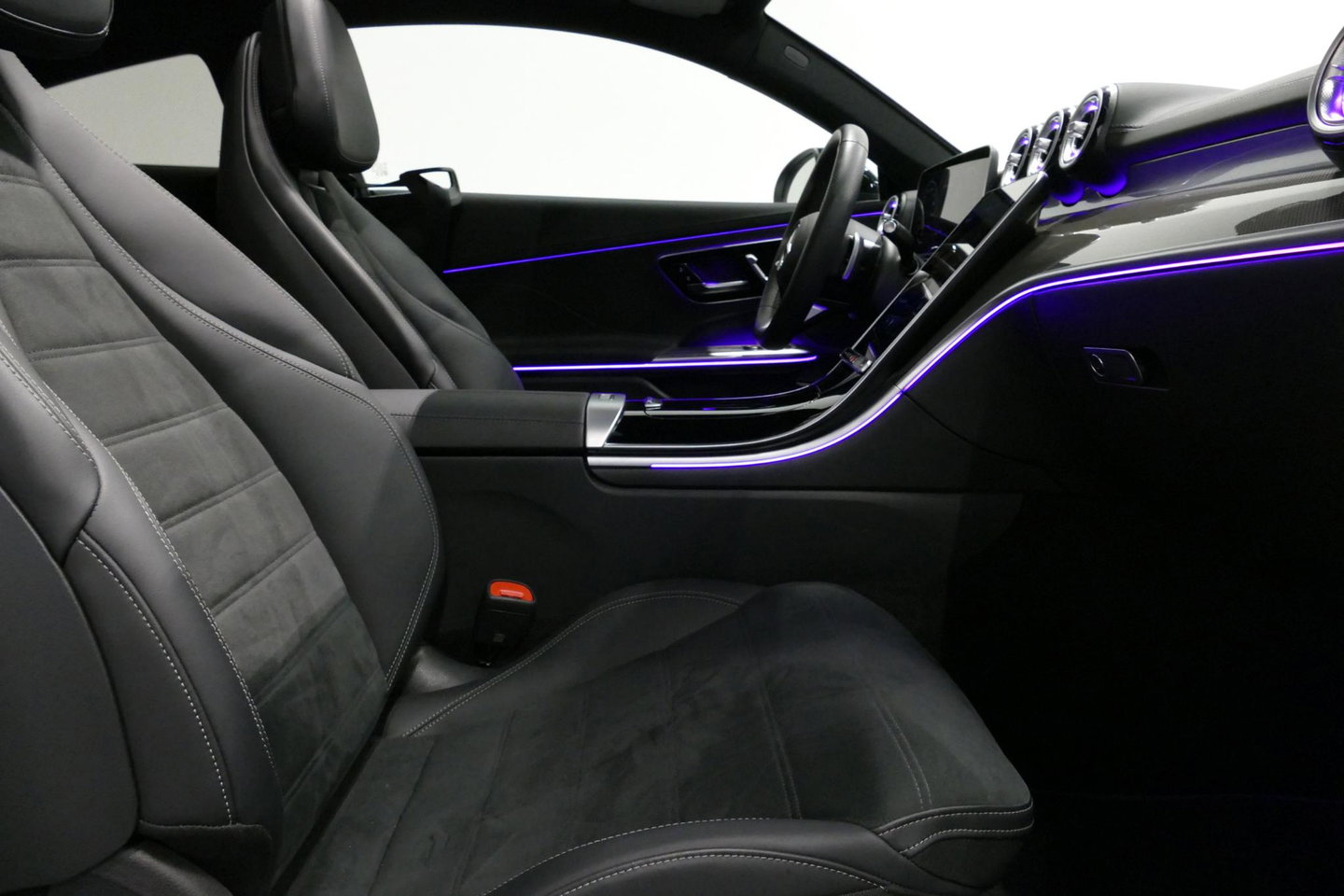 Mercedes-Benz CLE Coupé 300 e AMG Line / E53 AMG Look / Maxton design Bodykit / Panoramadak / Elektr. verstelbare voorstoelen + memory / Digital Light (Laser) / Apple Carplay - Android Auto / Stoelverwarming / Ambienteverlichting / 20'' LMV / Stuurwiel verwarming / Night p