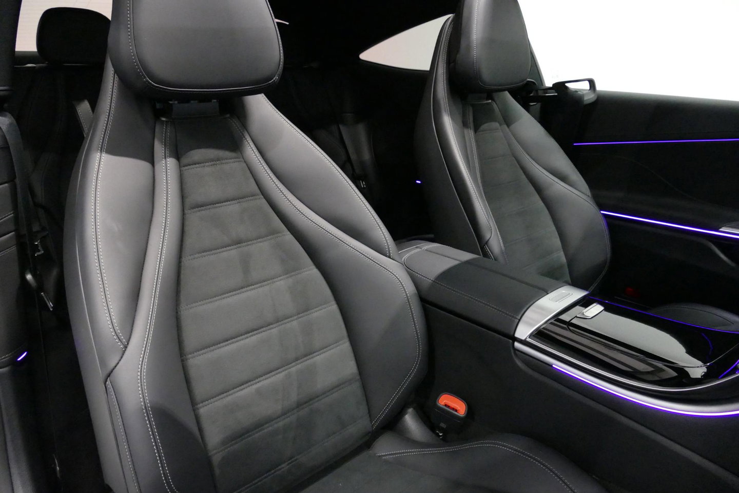 Mercedes-Benz CLE Coupé 300 e AMG Line / E53 AMG Look / Maxton design Bodykit / Panoramadak / Elektr. verstelbare voorstoelen + memory / Digital Light (Laser) / Apple Carplay - Android Auto / Stoelverwarming / Ambienteverlichting / 20'' LMV / Stuurwiel verwarming / Night p