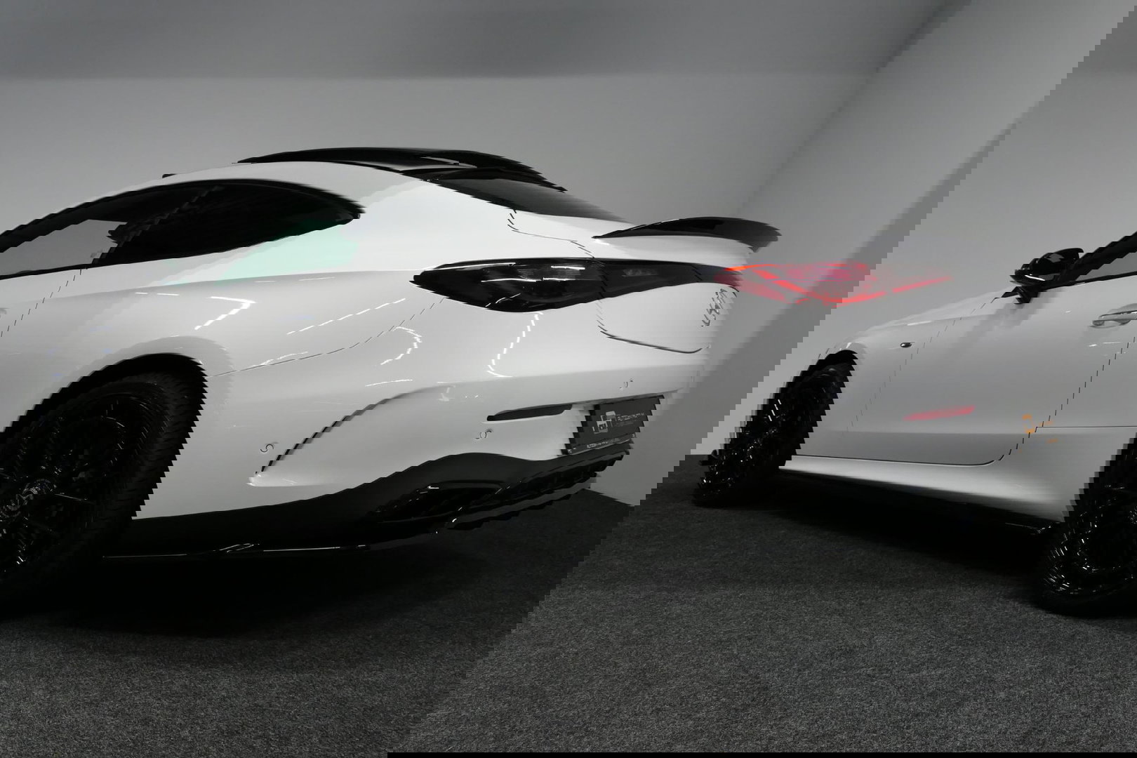 Mercedes-Benz CLE Coupé 300 e AMG Line / E53 AMG Look / Maxton design Bodykit / Panoramadak / Elektr. verstelbare voorstoelen + memory / Digital Light (Laser) / Apple Carplay - Android Auto / Stoelverwarming / Ambienteverlichting / 20'' LMV / Stuurwiel verwarming / Night p