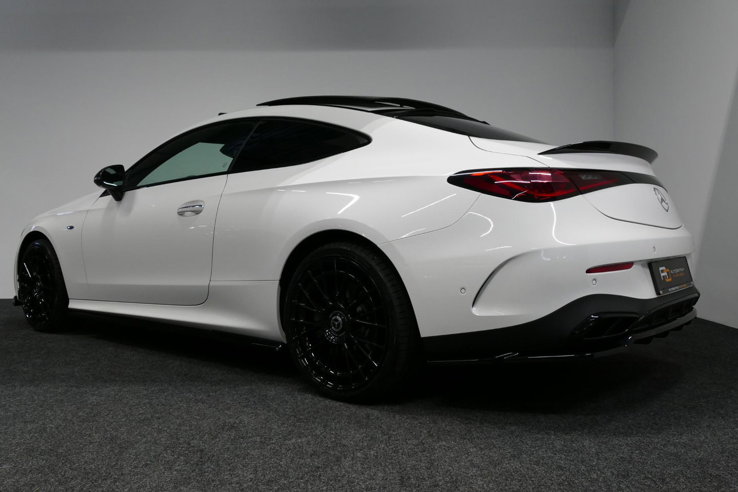 Mercedes-Benz CLE Coupé 300 e AMG Line / E53 AMG Look / Maxton design Bodykit / Panoramadak / Elektr. verstelbare voorstoelen + memory / Digital Light (Laser) / Apple Carplay - Android Auto / Stoelverwarming / Ambienteverlichting / 20'' LMV / Stuurwiel verwarming / Night p