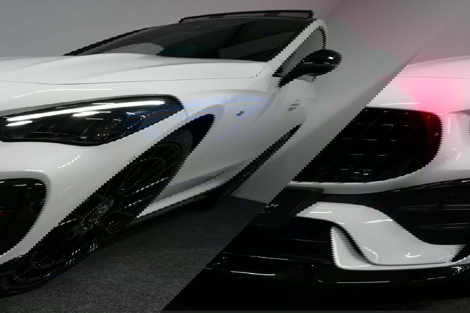 Mercedes-Benz CLE Coupé 300 e AMG Line / E53 AMG Look / Maxton design Bodykit / Panoramadak / Elektr. verstelbare voorstoelen + memory / Digital Light (Laser) / Apple Carplay - Android Auto / Stoelverwarming / Ambienteverlichting / 20'' LMV / Stuurwiel verwarming / Night p