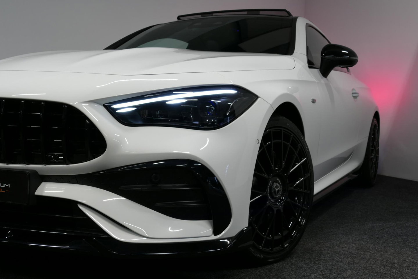 Mercedes-Benz CLE Coupé 300 e AMG Line / E53 AMG Look / Maxton design Bodykit / Panoramadak / Elektr. verstelbare voorstoelen + memory / Digital Light (Laser) / Apple Carplay - Android Auto / Stoelverwarming / Ambienteverlichting / 20'' LMV / Stuurwiel verwarming / Night p