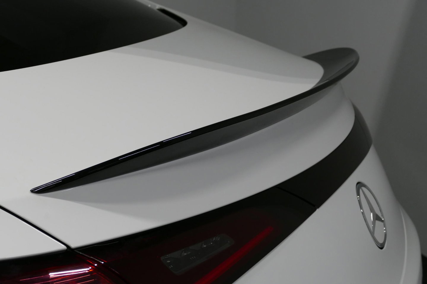 Mercedes-Benz CLE Coupé 300 e AMG Line / E53 AMG Look / Maxton design Bodykit / Panoramadak / Elektr. verstelbare voorstoelen + memory / Digital Light (Laser) / Apple Carplay - Android Auto / Stoelverwarming / Ambienteverlichting / 20'' LMV / Stuurwiel verwarming / Night p