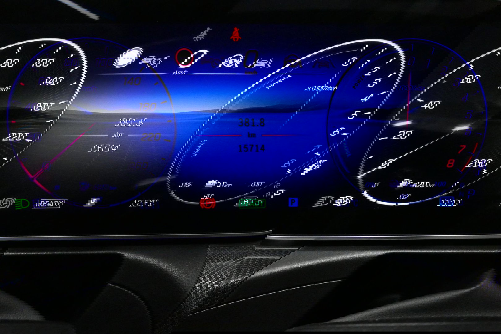 Mercedes-Benz CLE Coupé 300 e AMG Line / E53 AMG Look / Maxton design Bodykit / Panoramadak / Elektr. verstelbare voorstoelen + memory / Digital Light (Laser) / Apple Carplay - Android Auto / Stoelverwarming / Ambienteverlichting / 20'' LMV / Stuurwiel verwarming / Night p