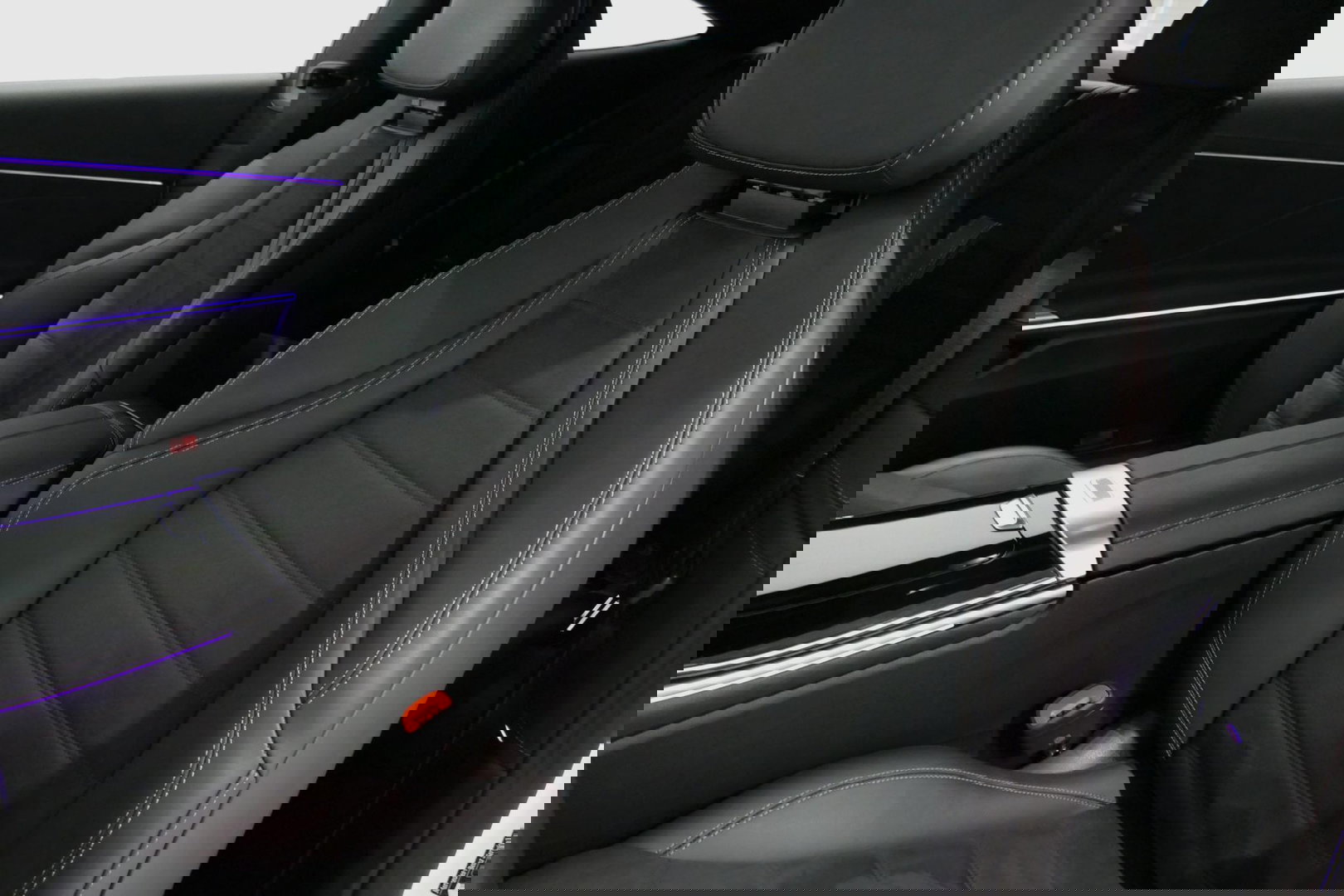 Mercedes-Benz CLE Coupé 300 e AMG Line / E53 AMG Look / Maxton design Bodykit / Panoramadak / Elektr. verstelbare voorstoelen + memory / Digital Light (Laser) / Apple Carplay - Android Auto / Stoelverwarming / Ambienteverlichting / 20'' LMV / Stuurwiel verwarming / Night p