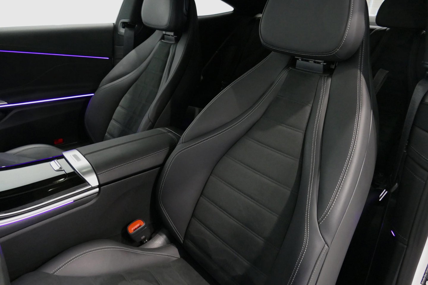 Mercedes-Benz CLE Coupé 300 e AMG Line / E53 AMG Look / Maxton design Bodykit / Panoramadak / Elektr. verstelbare voorstoelen + memory / Digital Light (Laser) / Apple Carplay - Android Auto / Stoelverwarming / Ambienteverlichting / 20'' LMV / Stuurwiel verwarming / Night p