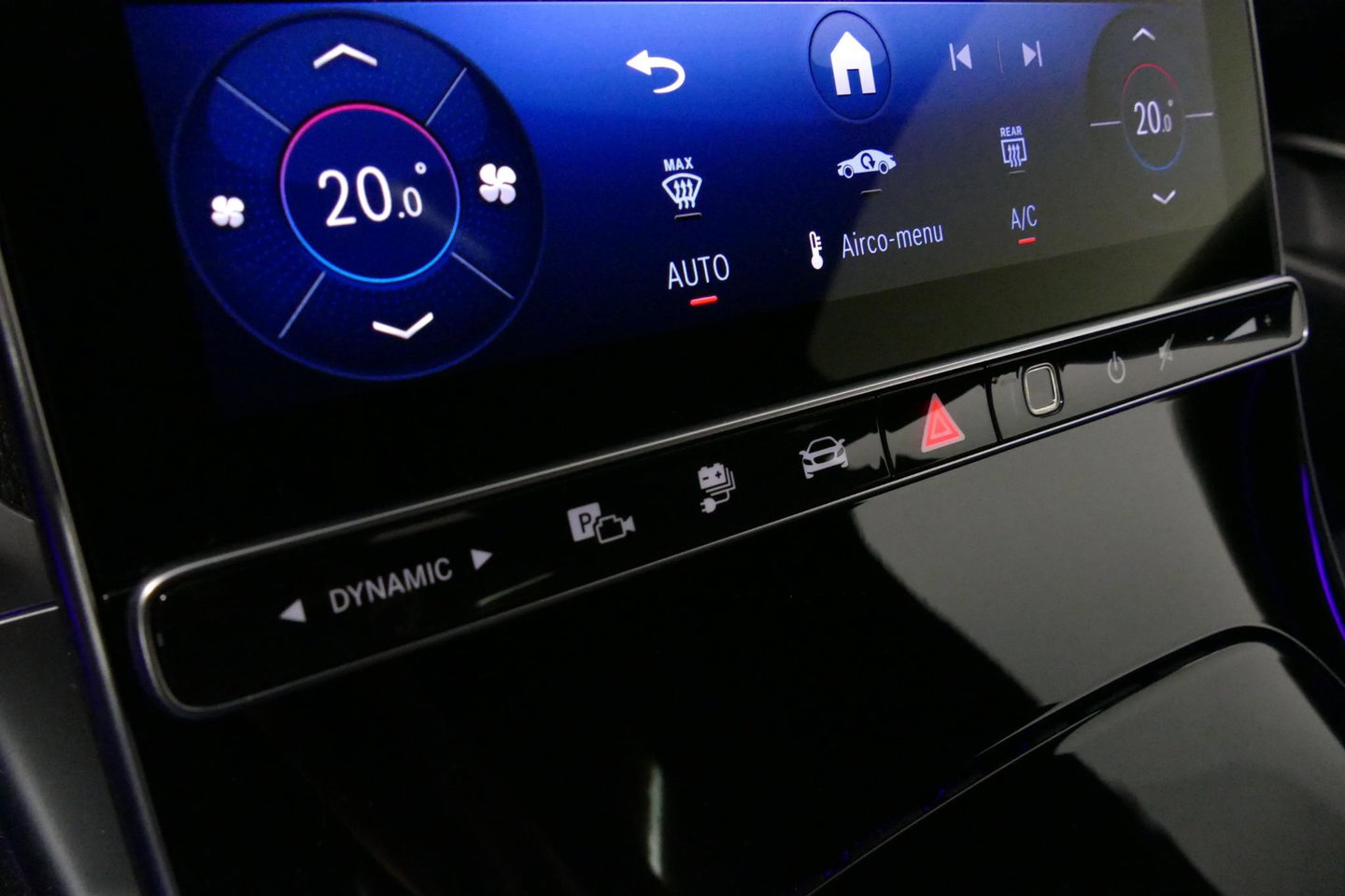 Mercedes-Benz CLE Coupé 300 e AMG Line / E53 AMG Look / Maxton design Bodykit / Panoramadak / Elektr. verstelbare voorstoelen + memory / Digital Light (Laser) / Apple Carplay - Android Auto / Stoelverwarming / Ambienteverlichting / 20'' LMV / Stuurwiel verwarming / Night p