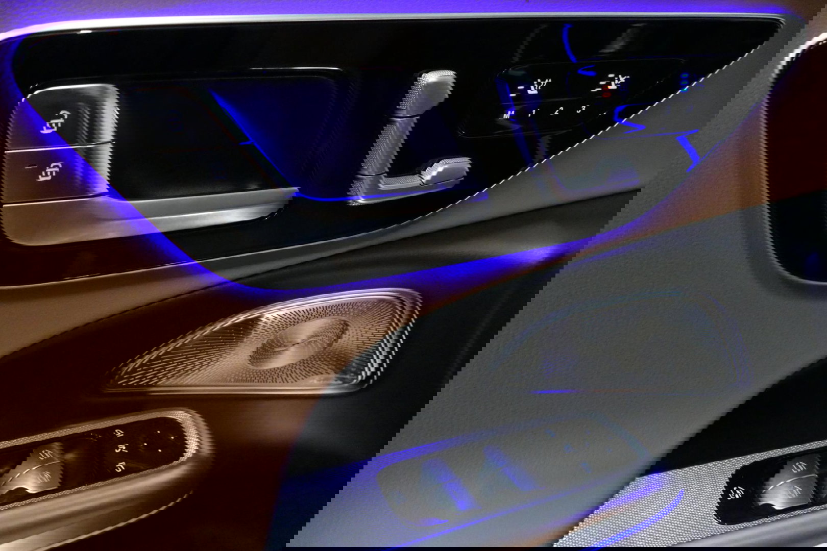 Mercedes-Benz E-Klasse 300 e AMG Line / E53 Diffuser / Maxton Design Bodykit V.2 / Panoramadak / Elektr. verstelbare voorstoelen + memory / Burmester 4D Surround Sound / Stoelkoeling & -verwarming / HUD / Apple Carplay - Android Auto / Ambienteverlichting / Rondomzichtcamera / 