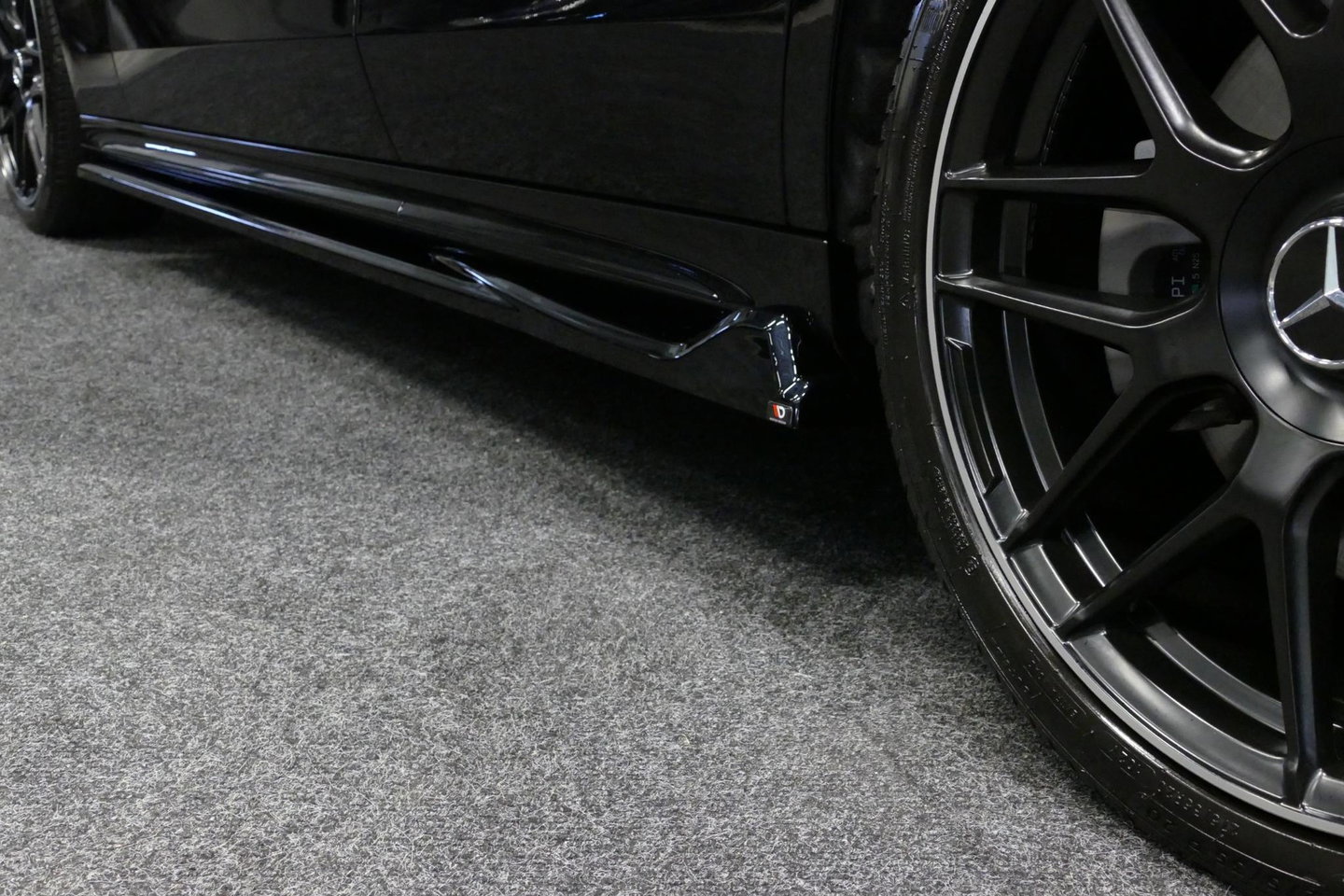 Mercedes-Benz E-Klasse 300 e AMG Line / E53 Diffuser / Maxton Design Bodykit V.2 / Panoramadak / Elektr. verstelbare voorstoelen + memory / Burmester 4D Surround Sound / Stoelkoeling & -verwarming / HUD / Apple Carplay - Android Auto / Ambienteverlichting / Rondomzichtcamera / 