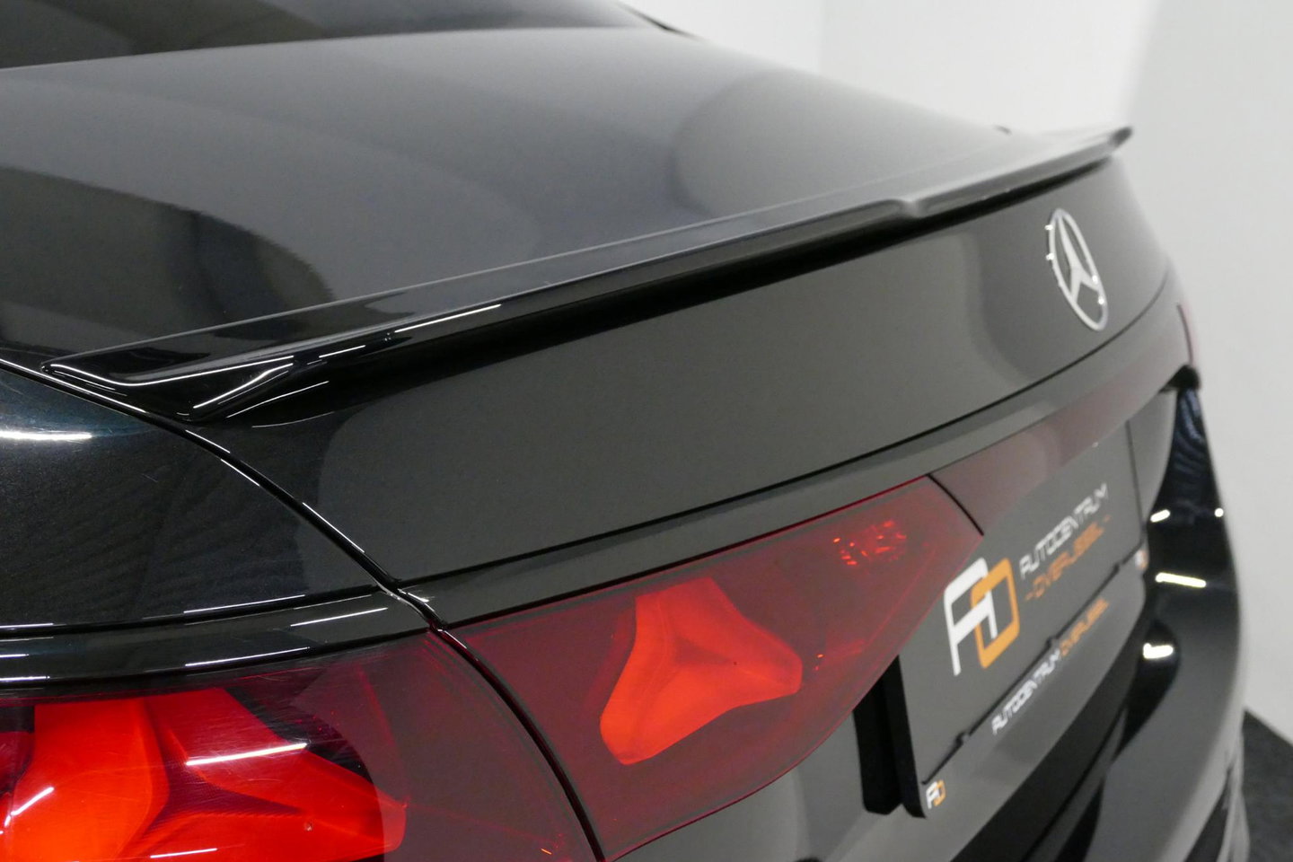 Mercedes-Benz E-Klasse 300 e AMG Line / E53 Diffuser / Maxton Design Bodykit V.2 / Panoramadak / Elektr. verstelbare voorstoelen + memory / Burmester 4D Surround Sound / Stoelkoeling & -verwarming / HUD / Apple Carplay - Android Auto / Ambienteverlichting / Rondomzichtcamera / 