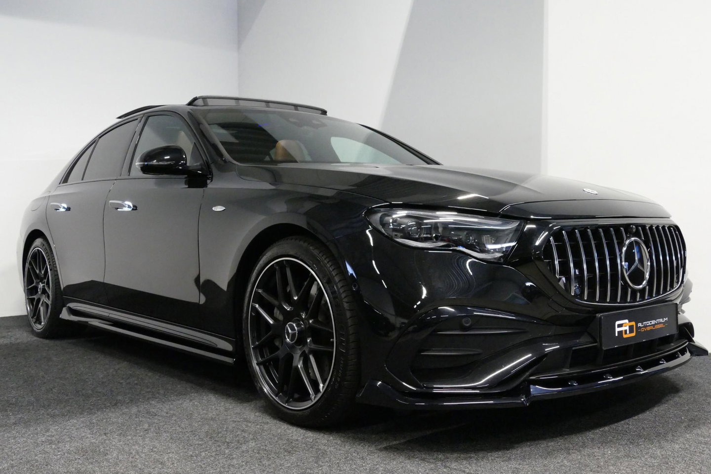 Mercedes-Benz E-Klasse 300 e AMG Line / E53 Diffuser / Maxton Design Bodykit V.2 / Panoramadak / Elektr. verstelbare voorstoelen + memory / Burmester 4D Surround Sound / Stoelkoeling & -verwarming / HUD / Apple Carplay - Android Auto / Ambienteverlichting / Rondomzichtcamera / 