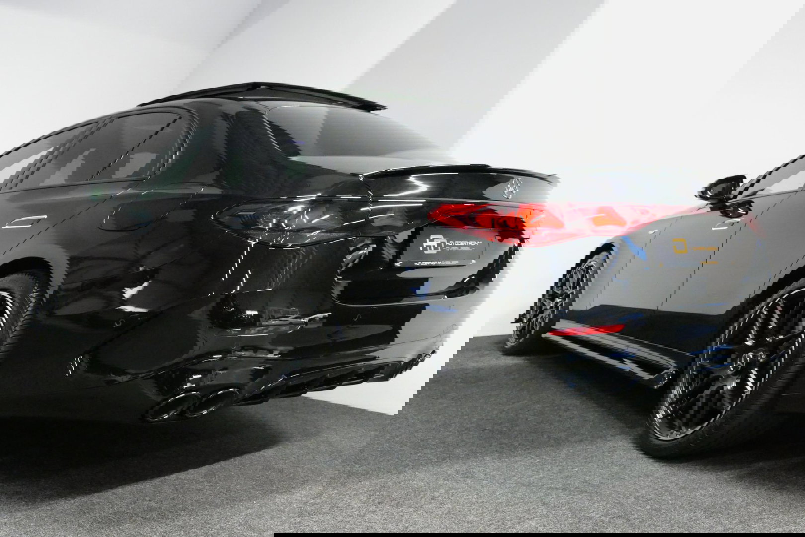 Mercedes-Benz E-Klasse 300 e AMG Line / E53 Diffuser / Maxton Design Bodykit V.2 / Panoramadak / Elektr. verstelbare voorstoelen + memory / Burmester 4D Surround Sound / Stoelkoeling & -verwarming / HUD / Apple Carplay - Android Auto / Ambienteverlichting / Rondomzichtcamera / 