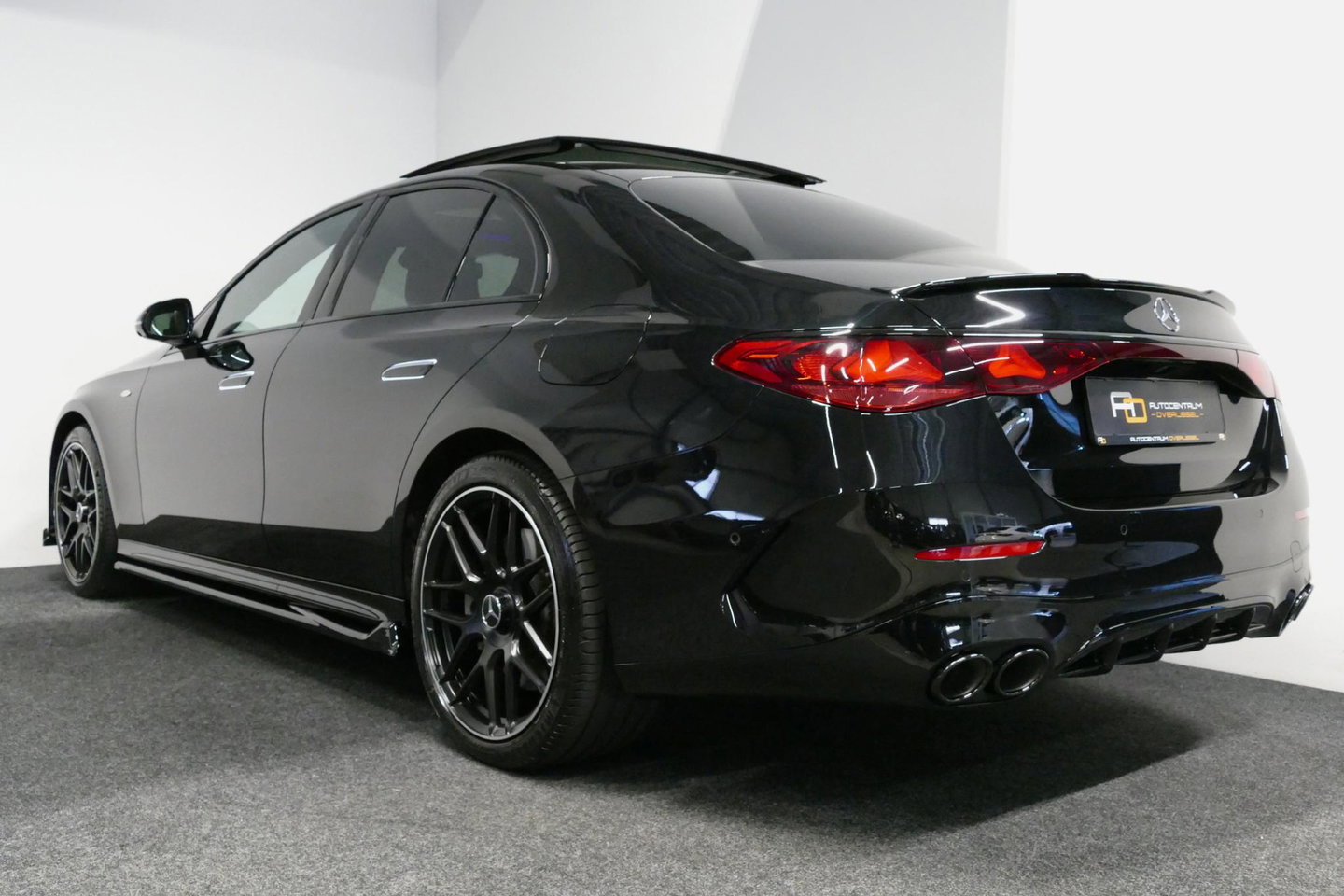 Mercedes-Benz E-Klasse 300 e AMG Line / E53 Diffuser / Maxton Design Bodykit V.2 / Panoramadak / Elektr. verstelbare voorstoelen + memory / Burmester 4D Surround Sound / Stoelkoeling & -verwarming / HUD / Apple Carplay - Android Auto / Ambienteverlichting / Rondomzichtcamera / 