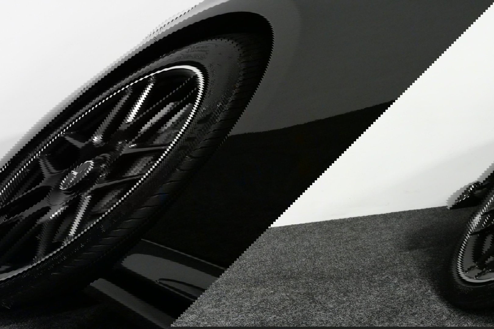 Mercedes-Benz E-Klasse 300 e AMG Line / E53 Diffuser / Maxton Design Bodykit V.2 / Panoramadak / Elektr. verstelbare voorstoelen + memory / Burmester 4D Surround Sound / Stoelkoeling & -verwarming / HUD / Apple Carplay - Android Auto / Ambienteverlichting / Rondomzichtcamera / 