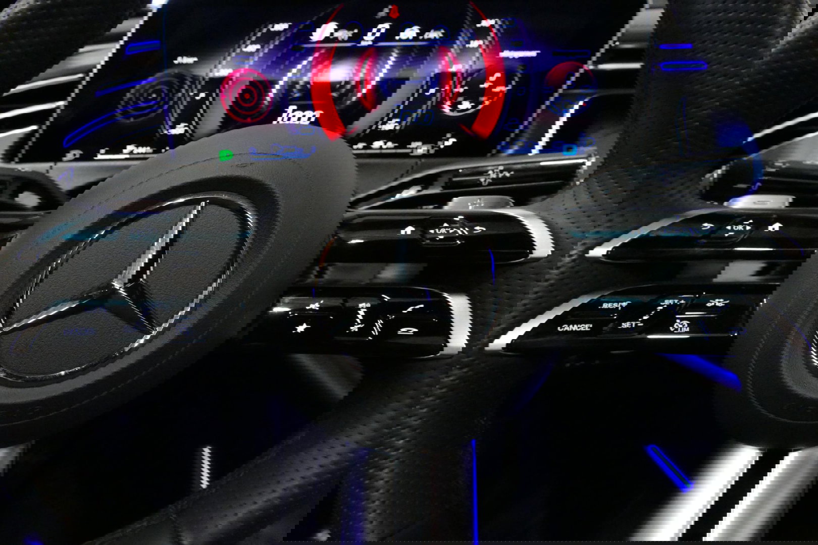 Mercedes-Benz E-Klasse 300 e AMG Line / E53 Diffuser / Maxton Design Bodykit V.2 / Panoramadak / Elektr. verstelbare voorstoelen + memory / Burmester 4D Surround Sound / Stoelkoeling & -verwarming / HUD / Apple Carplay - Android Auto / Ambienteverlichting / Rondomzichtcamera / 