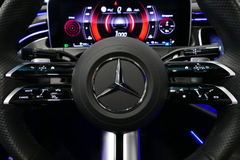 Mercedes-Benz E-Klasse 300 e AMG Line / E53 Diffuser / Maxton Design Bodykit V.2 / Panoramadak / Elektr. verstelbare voorstoelen + memory / Burmester 4D Surround Sound / Stoelkoeling & -verwarming / HUD / Apple Carplay - Android Auto / Ambienteverlichting / Rondomzichtcamera / 
