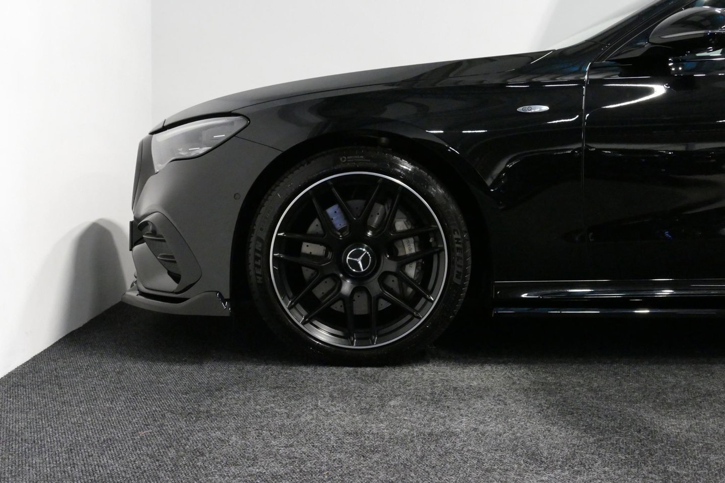 Mercedes-Benz E-Klasse 300 e AMG Line / E53 Diffuser / Maxton Design Bodykit V.2 / Panoramadak / Elektr. verstelbare voorstoelen + memory / Burmester 4D Surround Sound / Stoelkoeling & -verwarming / HUD / Apple Carplay - Android Auto / Ambienteverlichting / Rondomzichtcamera / 