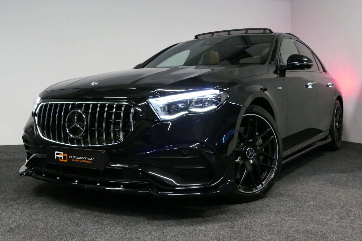 Mercedes-Benz E-Klasse 300 e AMG Line / E53 Diffuser / Maxton Design Bodykit V.2 / Panoramadak / Elektr. verstelbare voorstoelen + memory / Burmester 4D Surround Sound / Stoelkoeling & -verwarming / HUD / Apple Carplay - Android Auto / Ambienteverlichting / Rondomzichtcamera / 