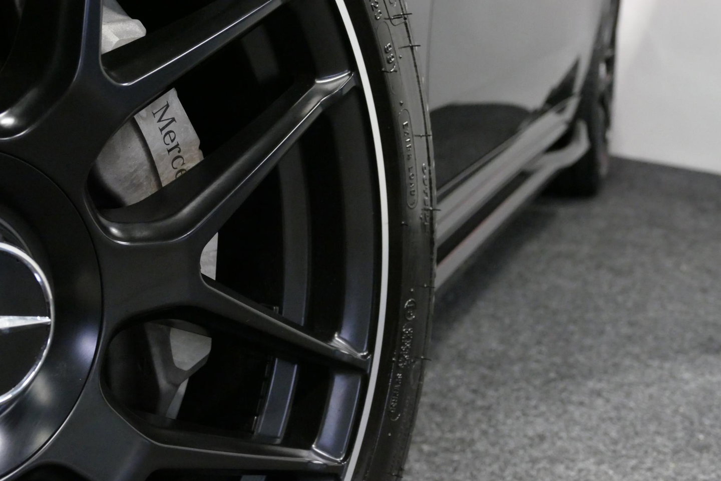 Mercedes-Benz E-Klasse 300 e AMG Line / E53 Diffuser / Maxton Design Bodykit V.2 / Panoramadak / Elektr. verstelbare voorstoelen + memory / Burmester 4D Surround Sound / Stoelkoeling & -verwarming / HUD / Apple Carplay - Android Auto / Ambienteverlichting / Rondomzichtcamera / 