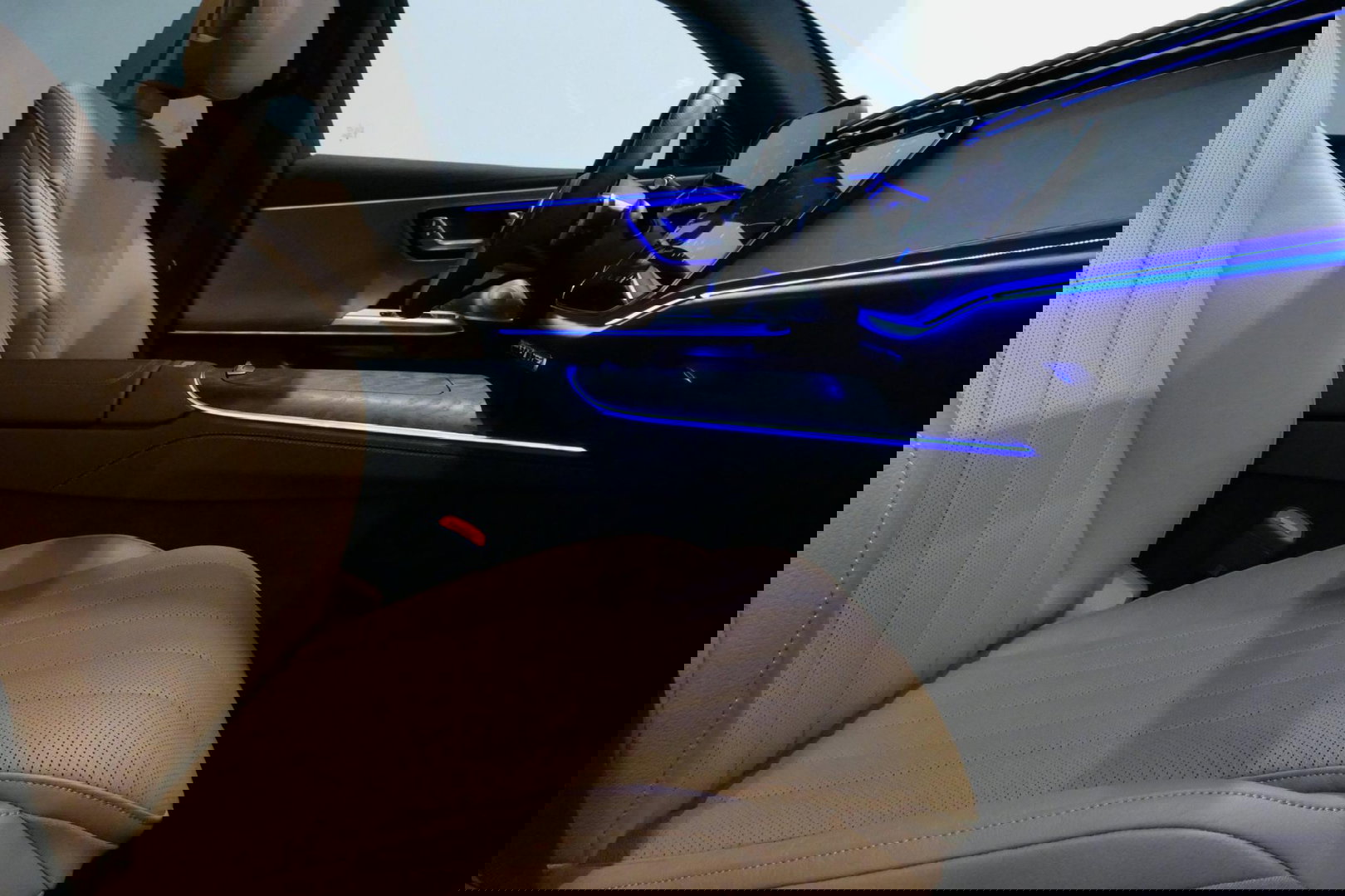 Mercedes-Benz E-Klasse 300 e AMG Line / E53 Diffuser / Maxton Design Bodykit V.2 / Panoramadak / Elektr. verstelbare voorstoelen + memory / Burmester 4D Surround Sound / Stoelkoeling & -verwarming / HUD / Apple Carplay - Android Auto / Ambienteverlichting / Rondomzichtcamera / 