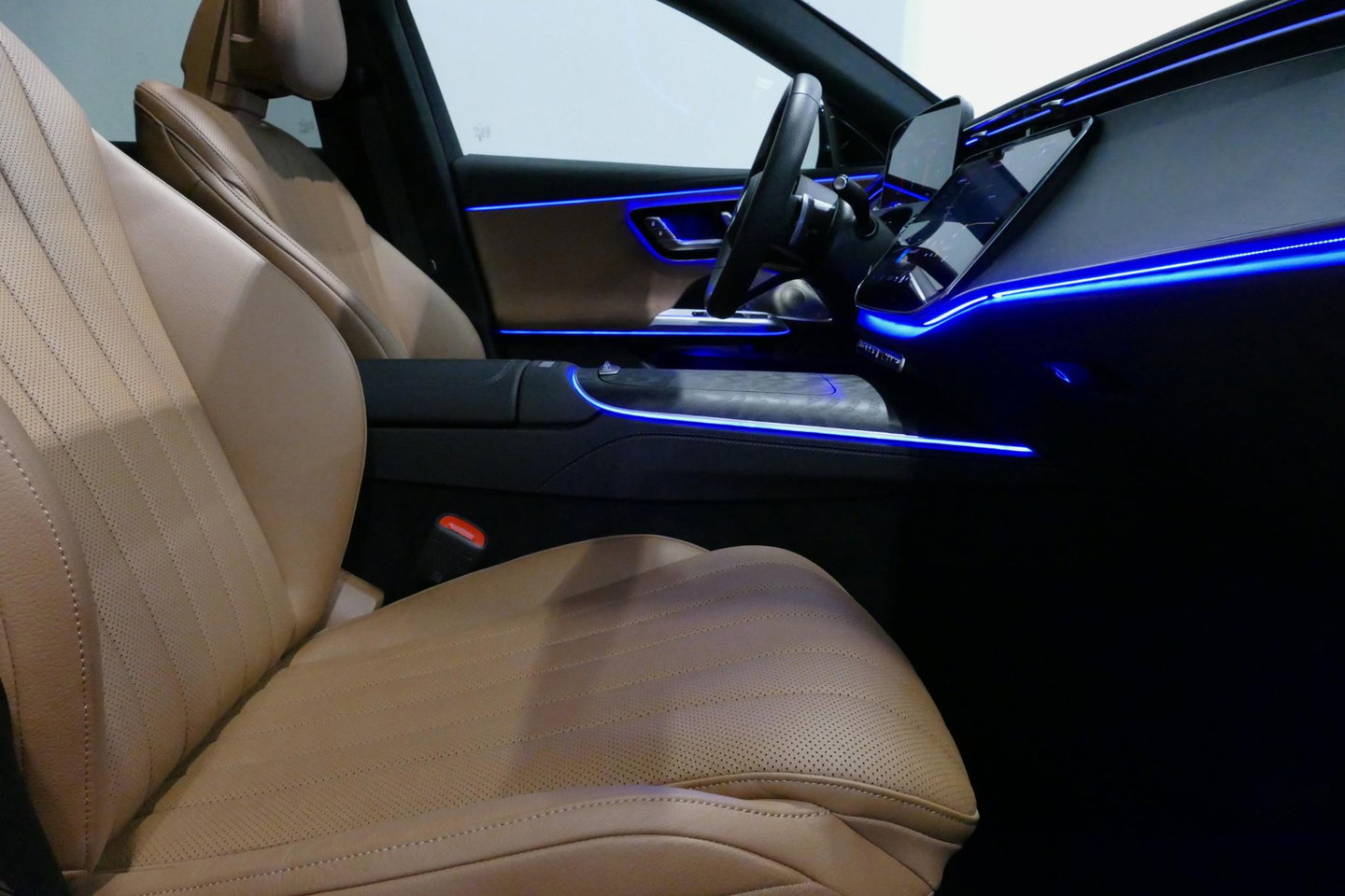 Mercedes-Benz E-Klasse 300 e AMG Line / E53 Diffuser / Maxton Design Bodykit V.2 / Panoramadak / Elektr. verstelbare voorstoelen + memory / Burmester 4D Surround Sound / Stoelkoeling & -verwarming / HUD / Apple Carplay - Android Auto / Ambienteverlichting / Rondomzichtcamera / 