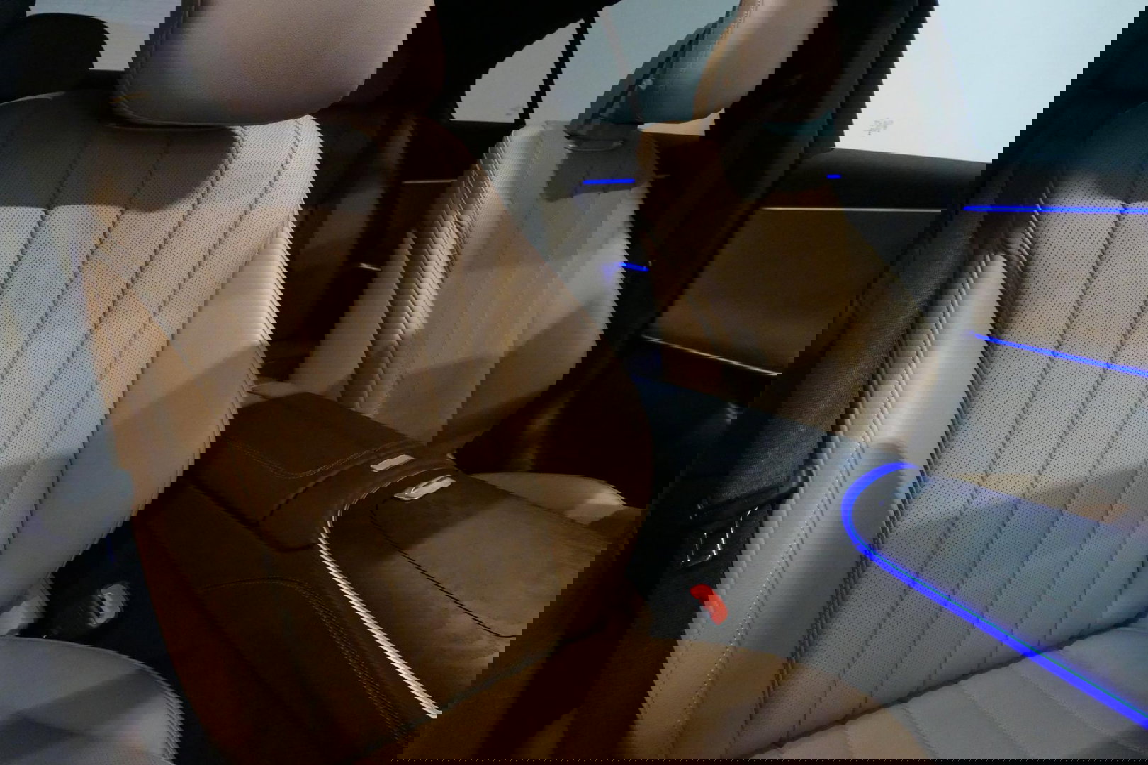 Mercedes-Benz E-Klasse 300 e AMG Line / E53 Diffuser / Maxton Design Bodykit V.2 / Panoramadak / Elektr. verstelbare voorstoelen + memory / Burmester 4D Surround Sound / Stoelkoeling & -verwarming / HUD / Apple Carplay - Android Auto / Ambienteverlichting / Rondomzichtcamera / 