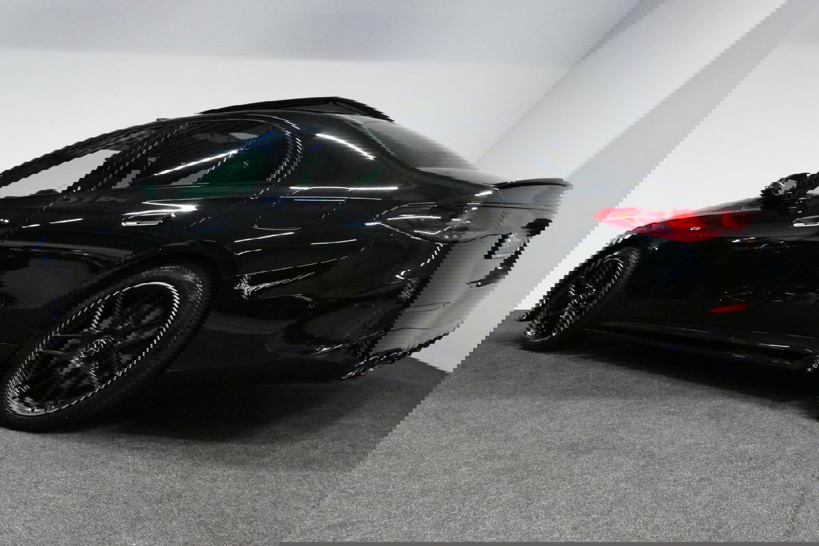 Mercedes-Benz E-Klasse 300 e AMG Line / E53 Diffuser / Maxton Design Bodykit V.2 / Panoramadak / Elektr. verstelbare voorstoelen + memory / Burmester 4D Surround Sound / Stoelkoeling & -verwarming / HUD / Apple Carplay - Android Auto / Ambienteverlichting / Rondomzichtcamera / 