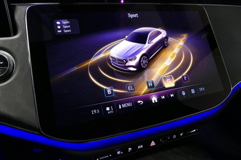 Mercedes-Benz E-Klasse 300 e AMG Line / E53 Diffuser / Maxton Design Bodykit V.2 / Panoramadak / Elektr. verstelbare voorstoelen + memory / Burmester 4D Surround Sound / Stoelkoeling & -verwarming / HUD / Apple Carplay - Android Auto / Ambienteverlichting / Rondomzichtcamera / 