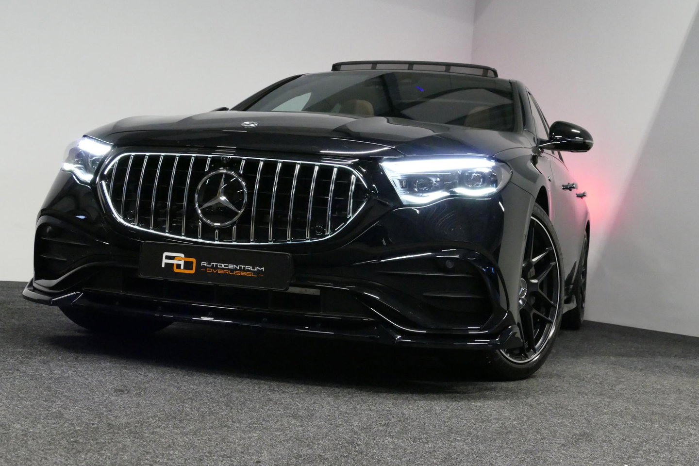 Mercedes-Benz E-Klasse 300 e AMG Line / E53 Diffuser / Maxton Design Bodykit V.2 / Panoramadak / Elektr. verstelbare voorstoelen + memory / Burmester 4D Surround Sound / Stoelkoeling & -verwarming / HUD / Apple Carplay - Android Auto / Ambienteverlichting / Rondomzichtcamera / 