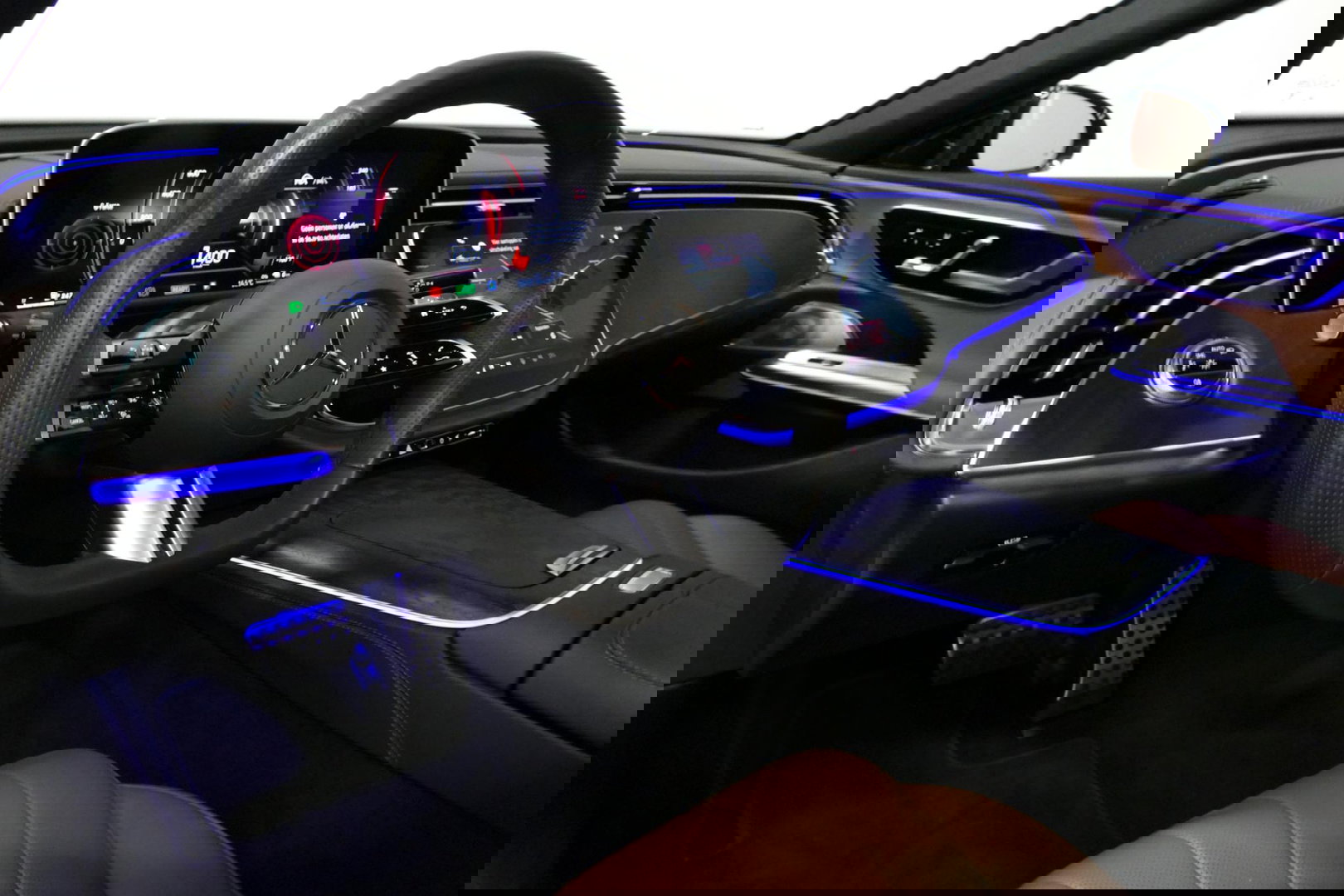 Mercedes-Benz E-Klasse 300 e AMG Line / E53 Diffuser / Maxton Design Bodykit V.2 / Panoramadak / Elektr. verstelbare voorstoelen + memory / Burmester 4D Surround Sound / Stoelkoeling & -verwarming / HUD / Apple Carplay - Android Auto / Ambienteverlichting / Rondomzichtcamera / 