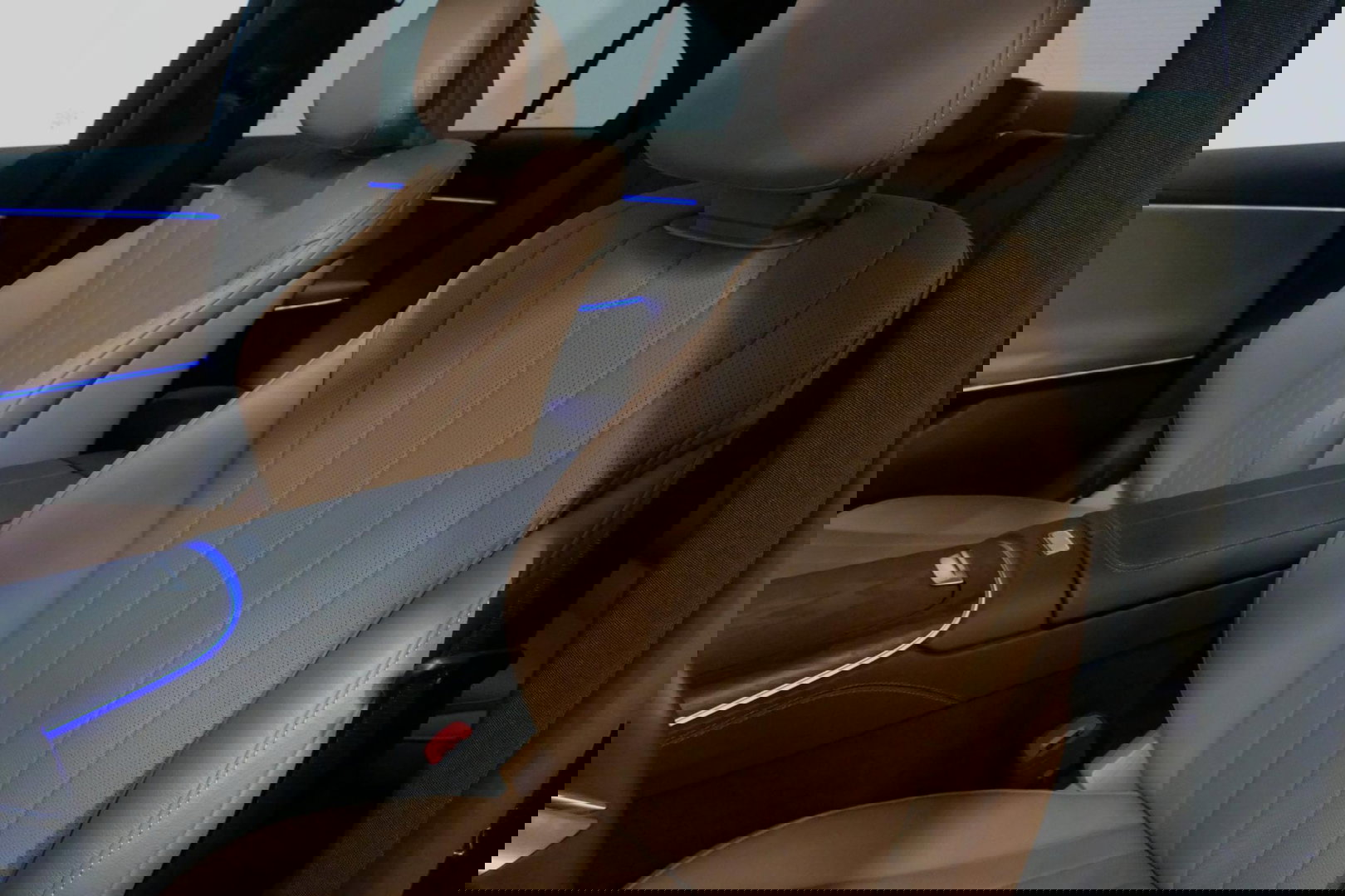 Mercedes-Benz E-Klasse 300 e AMG Line / E53 Diffuser / Maxton Design Bodykit V.2 / Panoramadak / Elektr. verstelbare voorstoelen + memory / Burmester 4D Surround Sound / Stoelkoeling & -verwarming / HUD / Apple Carplay - Android Auto / Ambienteverlichting / Rondomzichtcamera / 