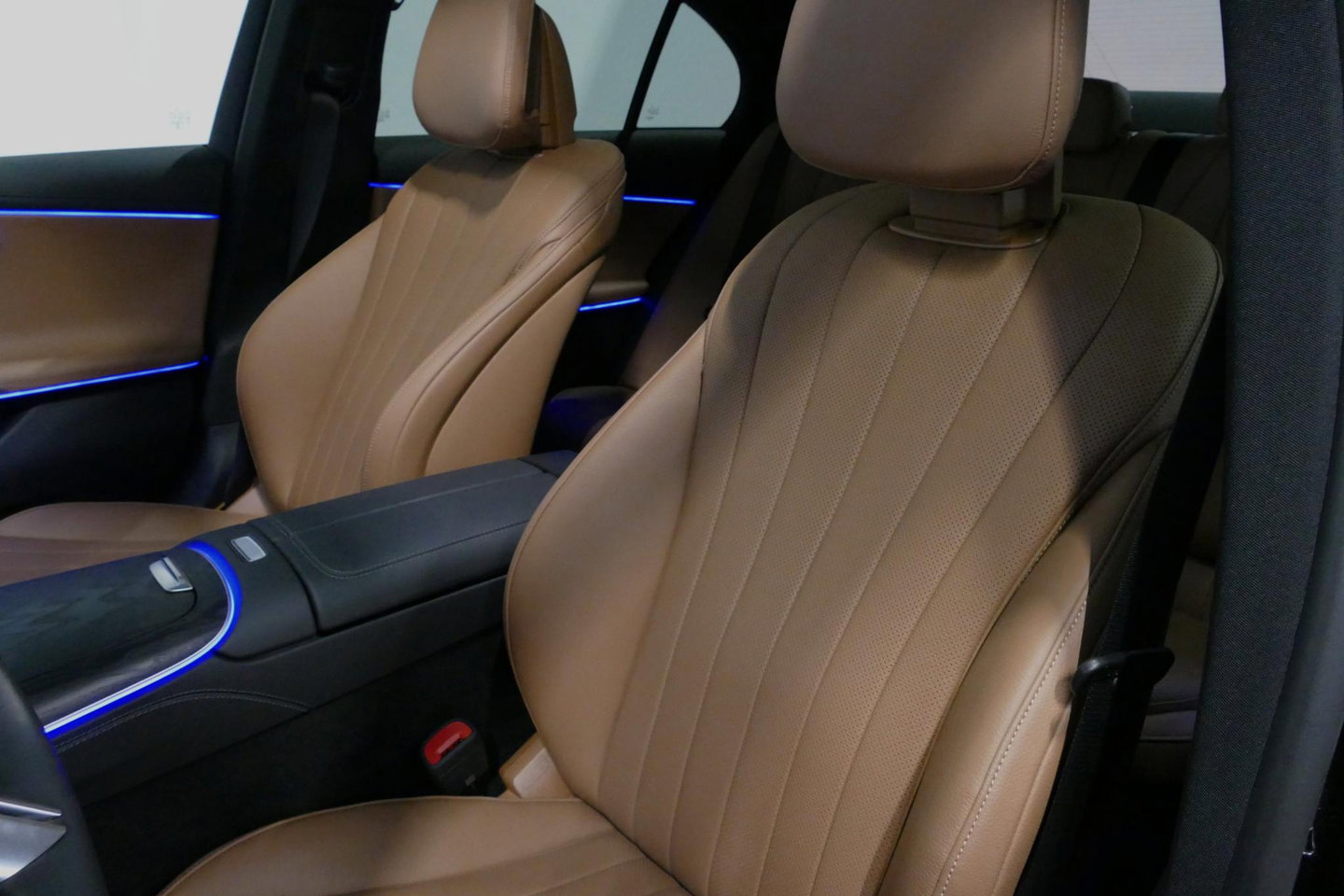 Mercedes-Benz E-Klasse 300 e AMG Line / E53 Diffuser / Maxton Design Bodykit V.2 / Panoramadak / Elektr. verstelbare voorstoelen + memory / Burmester 4D Surround Sound / Stoelkoeling & -verwarming / HUD / Apple Carplay - Android Auto / Ambienteverlichting / Rondomzichtcamera / 