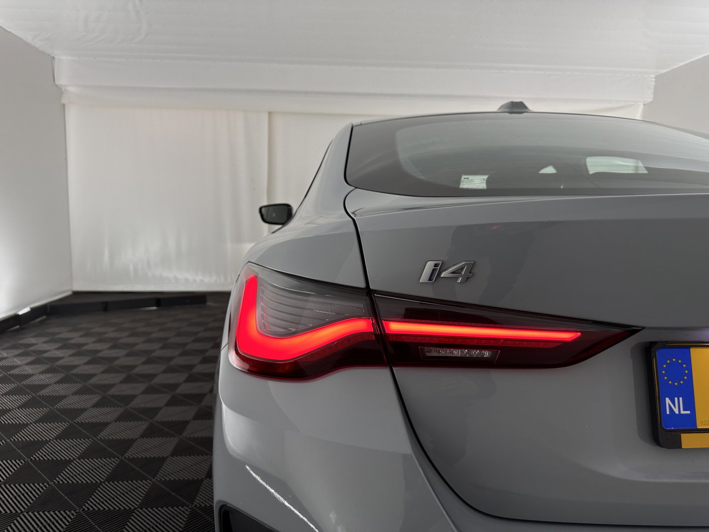 BMW i4 eDrive40 84 kWh M-Sport [ 3-Fase-11 kW ] {SOH-96%} (INCL-BTW) *LEATHER-ALCANTARA | FULL-LED | ADAPTIVE-CRUISE | HEATED-SPORTSEATS | CAMERA | DAB | DIGI-COCKPIT | NAVI-FULLMAP | AMBIENT-LIGHT | ECC | PDC | CARPLAY | KEYLESS | SHIFTPADDLES | 18