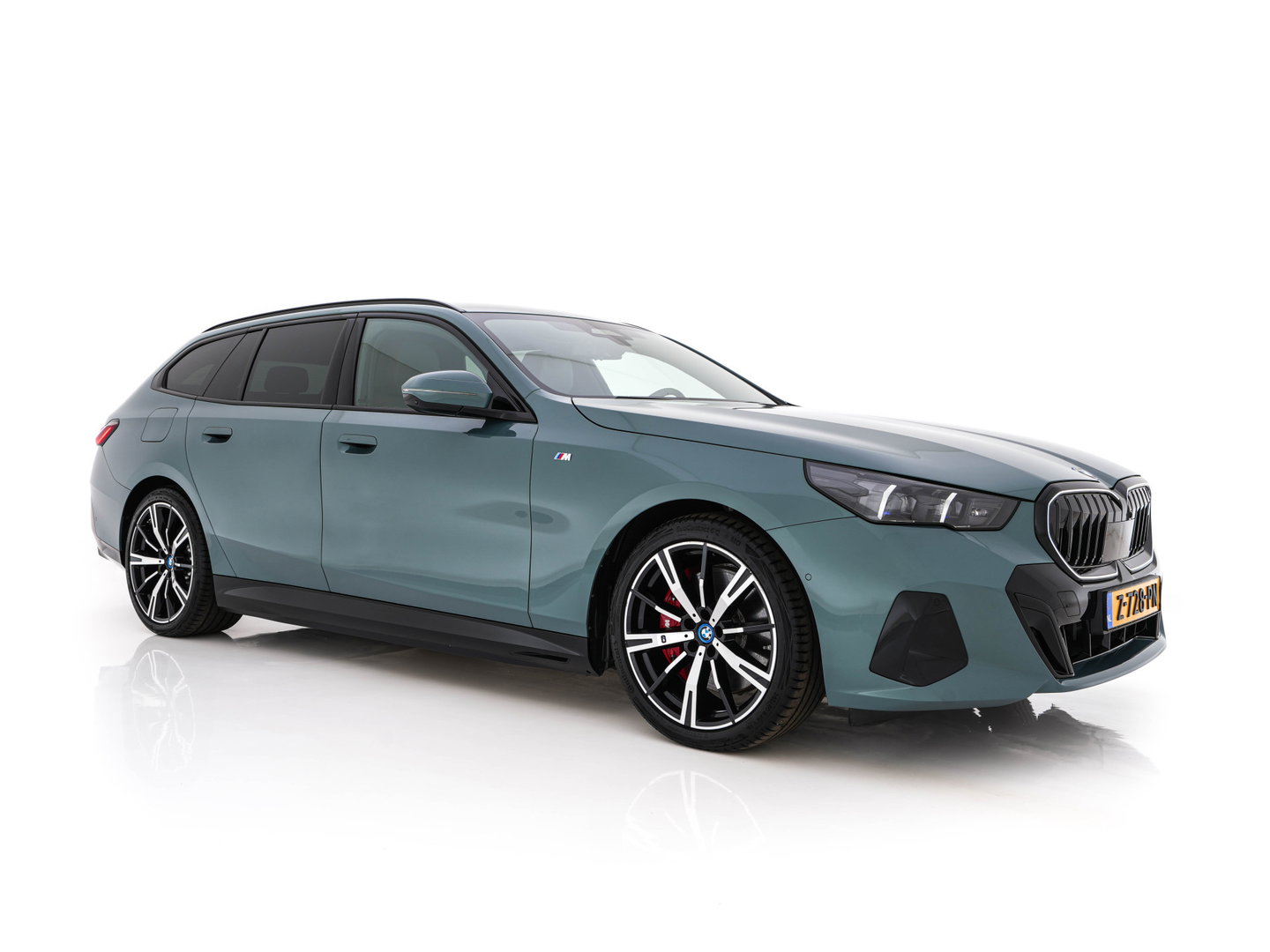 BMW i5 Touring eDrive40 84 kWh M-Sportpack [ 3-Fase ] (INCL.BTW) *HEAD-UP | LEATHER | FULL-LED | BOWERS&WILKINS | MEMORY-PACK | TOP-VIEW | BLINDSPOT | KEYLESS | WIDESCREEN-DIGI-COCKPIT | HEATED/VENTILATED-SPORTSEATS | PRIVACY-GLASS | NAVI-FULLMA