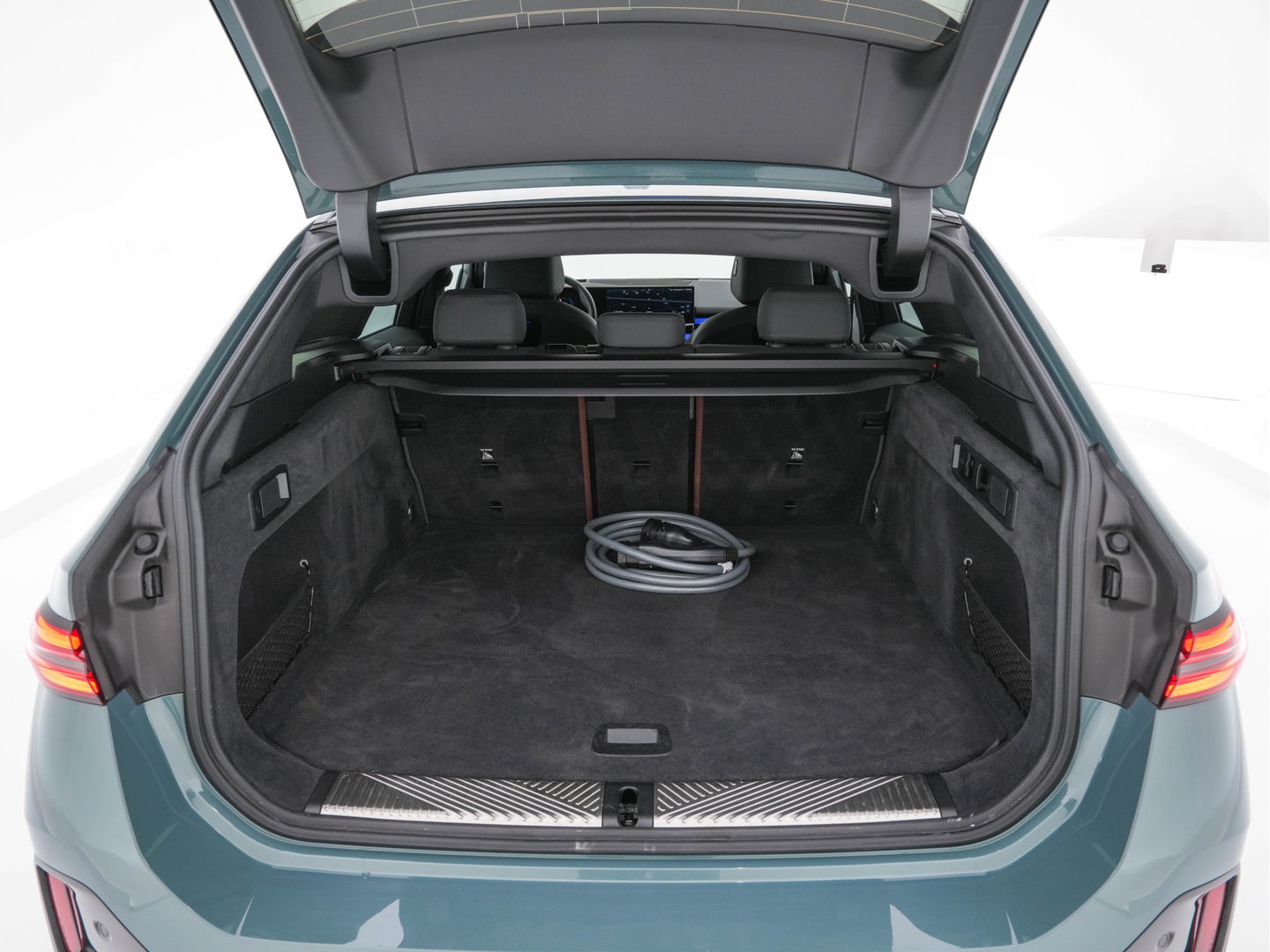 BMW i5 Touring eDrive40 84 kWh M-Sportpack [ 3-Fase ] (INCL.BTW) *HEAD-UP | LEATHER | FULL-LED | BOWERS&WILKINS | MEMORY-PACK | TOP-VIEW | BLINDSPOT | KEYLESS | WIDESCREEN-DIGI-COCKPIT | HEATED/VENTILATED-SPORTSEATS | PRIVACY-GLASS | NAVI-FULLMA