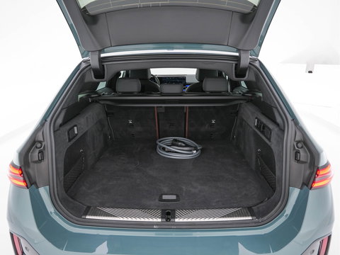 BMW i5 Touring eDrive40 84 kWh M-Sportpack [ 3-Fase ] (INCL.BTW) *HEAD-UP | LEATHER | FULL-LED | BOWERS&WILKINS | MEMORY-PACK | TOP-VIEW | BLINDSPOT | KEYLESS | WIDESCREEN-DIGI-COCKPIT | HEATED/VENTILATED-SPORTSEATS | PRIVACY-GLASS | NAVI-FULLMA