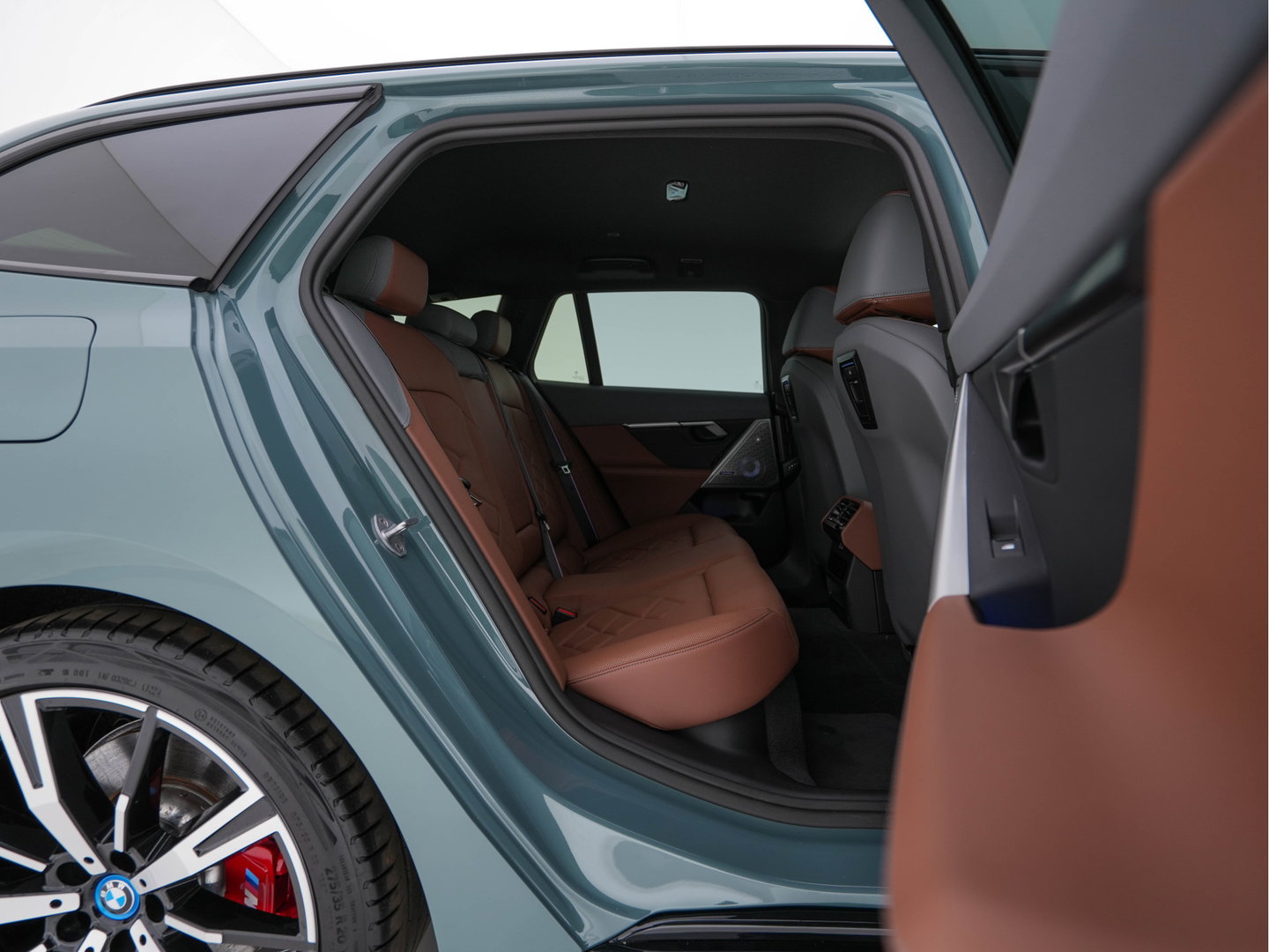 BMW i5 Touring eDrive40 84 kWh M-Sportpack [ 3-Fase ] (INCL.BTW) *HEAD-UP | LEATHER | FULL-LED | BOWERS&WILKINS | MEMORY-PACK | TOP-VIEW | BLINDSPOT | KEYLESS | WIDESCREEN-DIGI-COCKPIT | HEATED/VENTILATED-SPORTSEATS | PRIVACY-GLASS | NAVI-FULLMA