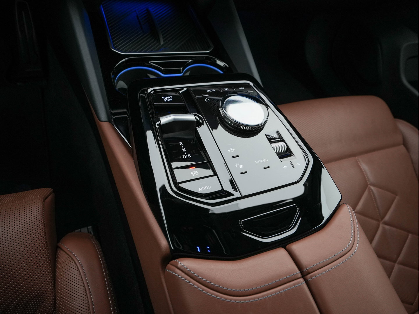 BMW i5 Touring eDrive40 84 kWh M-Sportpack [ 3-Fase ] (INCL.BTW) *HEAD-UP | LEATHER | FULL-LED | BOWERS&WILKINS | MEMORY-PACK | TOP-VIEW | BLINDSPOT | KEYLESS | WIDESCREEN-DIGI-COCKPIT | HEATED/VENTILATED-SPORTSEATS | PRIVACY-GLASS | NAVI-FULLMA