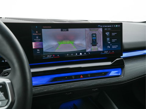 BMW i5 Touring eDrive40 84 kWh M-Sportpack [ 3-Fase ] (INCL.BTW) *HEAD-UP | LEATHER | FULL-LED | BOWERS&WILKINS | MEMORY-PACK | TOP-VIEW | BLINDSPOT | KEYLESS | WIDESCREEN-DIGI-COCKPIT | HEATED/VENTILATED-SPORTSEATS | PRIVACY-GLASS | NAVI-FULLMA