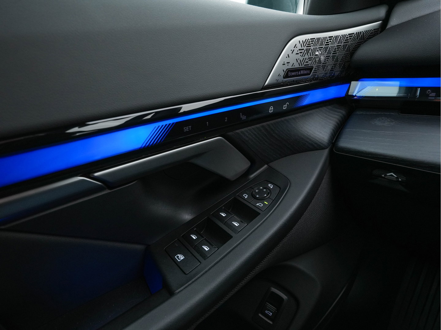 BMW i5 Touring eDrive40 84 kWh M-Sportpack [ 3-Fase ] (INCL.BTW) *HEAD-UP | LEATHER | FULL-LED | BOWERS&WILKINS | MEMORY-PACK | TOP-VIEW | BLINDSPOT | KEYLESS | WIDESCREEN-DIGI-COCKPIT | HEATED/VENTILATED-SPORTSEATS | PRIVACY-GLASS | NAVI-FULLMA