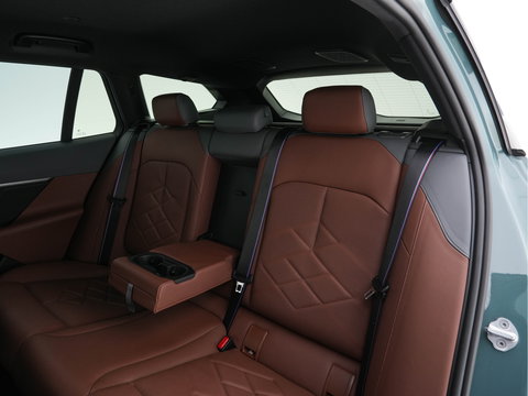 BMW i5 Touring eDrive40 84 kWh M-Sportpack [ 3-Fase ] (INCL.BTW) *HEAD-UP | LEATHER | FULL-LED | BOWERS&WILKINS | MEMORY-PACK | TOP-VIEW | BLINDSPOT | KEYLESS | WIDESCREEN-DIGI-COCKPIT | HEATED/VENTILATED-SPORTSEATS | PRIVACY-GLASS | NAVI-FULLMA