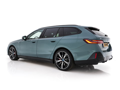 BMW i5 Touring eDrive40 84 kWh M-Sportpack [ 3-Fase ] (INCL.BTW) *HEAD-UP | LEATHER | FULL-LED | BOWERS&WILKINS | MEMORY-PACK | TOP-VIEW | BLINDSPOT | KEYLESS | WIDESCREEN-DIGI-COCKPIT | HEATED/VENTILATED-SPORTSEATS | PRIVACY-GLASS | NAVI-FULLMA