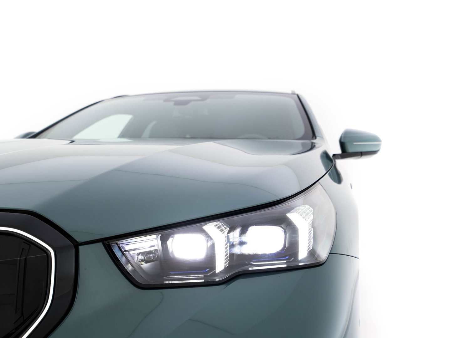 BMW i5 Touring eDrive40 84 kWh M-Sportpack [ 3-Fase ] (INCL.BTW) *HEAD-UP | LEATHER | FULL-LED | BOWERS&WILKINS | MEMORY-PACK | TOP-VIEW | BLINDSPOT | KEYLESS | WIDESCREEN-DIGI-COCKPIT | HEATED/VENTILATED-SPORTSEATS | PRIVACY-GLASS | NAVI-FULLMA