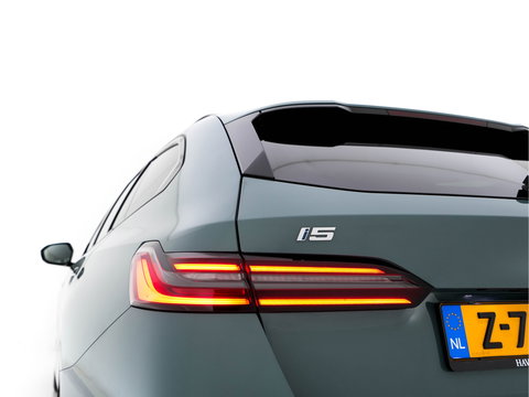 BMW i5 Touring eDrive40 84 kWh M-Sportpack [ 3-Fase ] (INCL.BTW) *HEAD-UP | LEATHER | FULL-LED | BOWERS&WILKINS | MEMORY-PACK | TOP-VIEW | BLINDSPOT | KEYLESS | WIDESCREEN-DIGI-COCKPIT | HEATED/VENTILATED-SPORTSEATS | PRIVACY-GLASS | NAVI-FULLMA